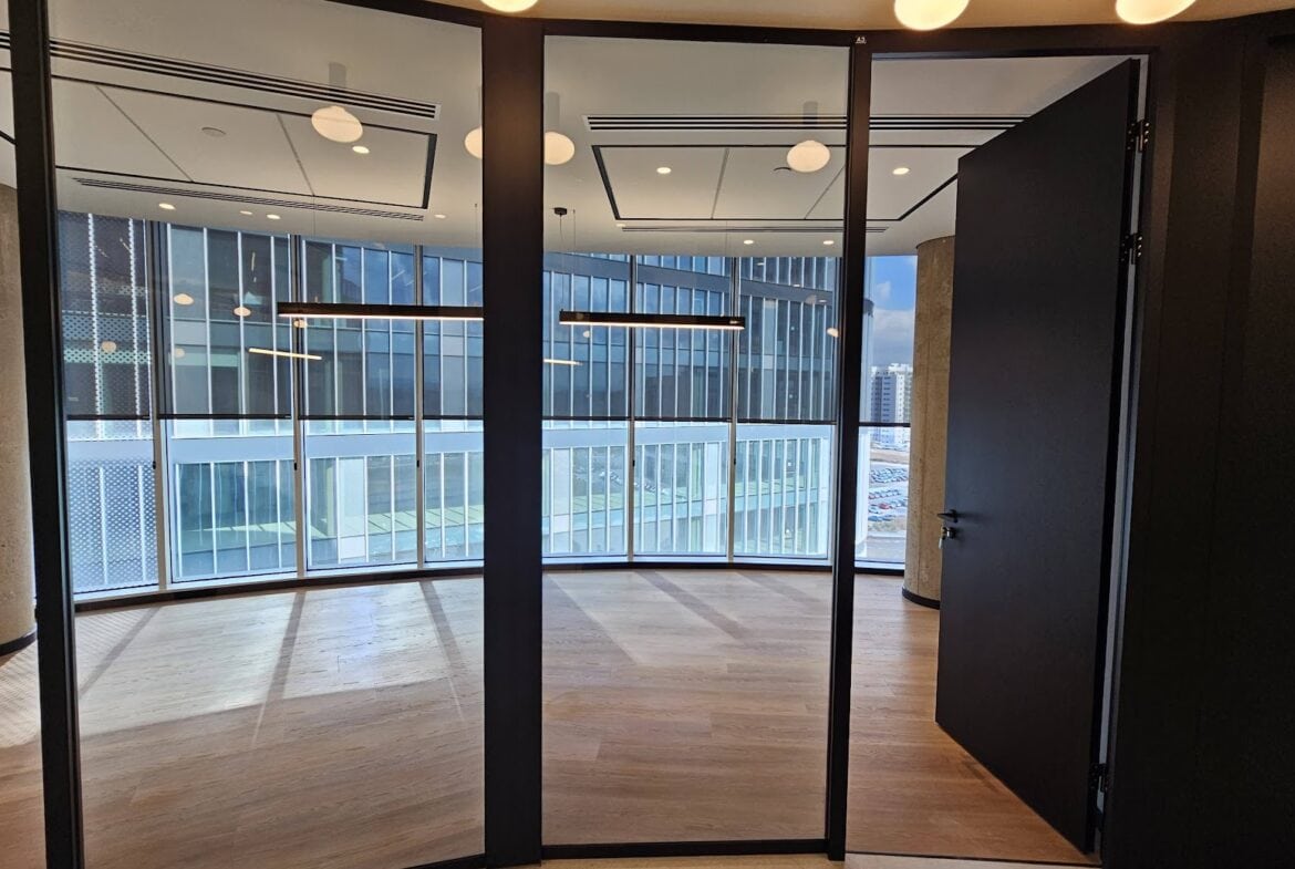 חדר עבודה גדול/ חדר צוות/ חדר ישיבות גדול במשרדים חדשים ומעוצבים להשכרה בגודל 355 מ