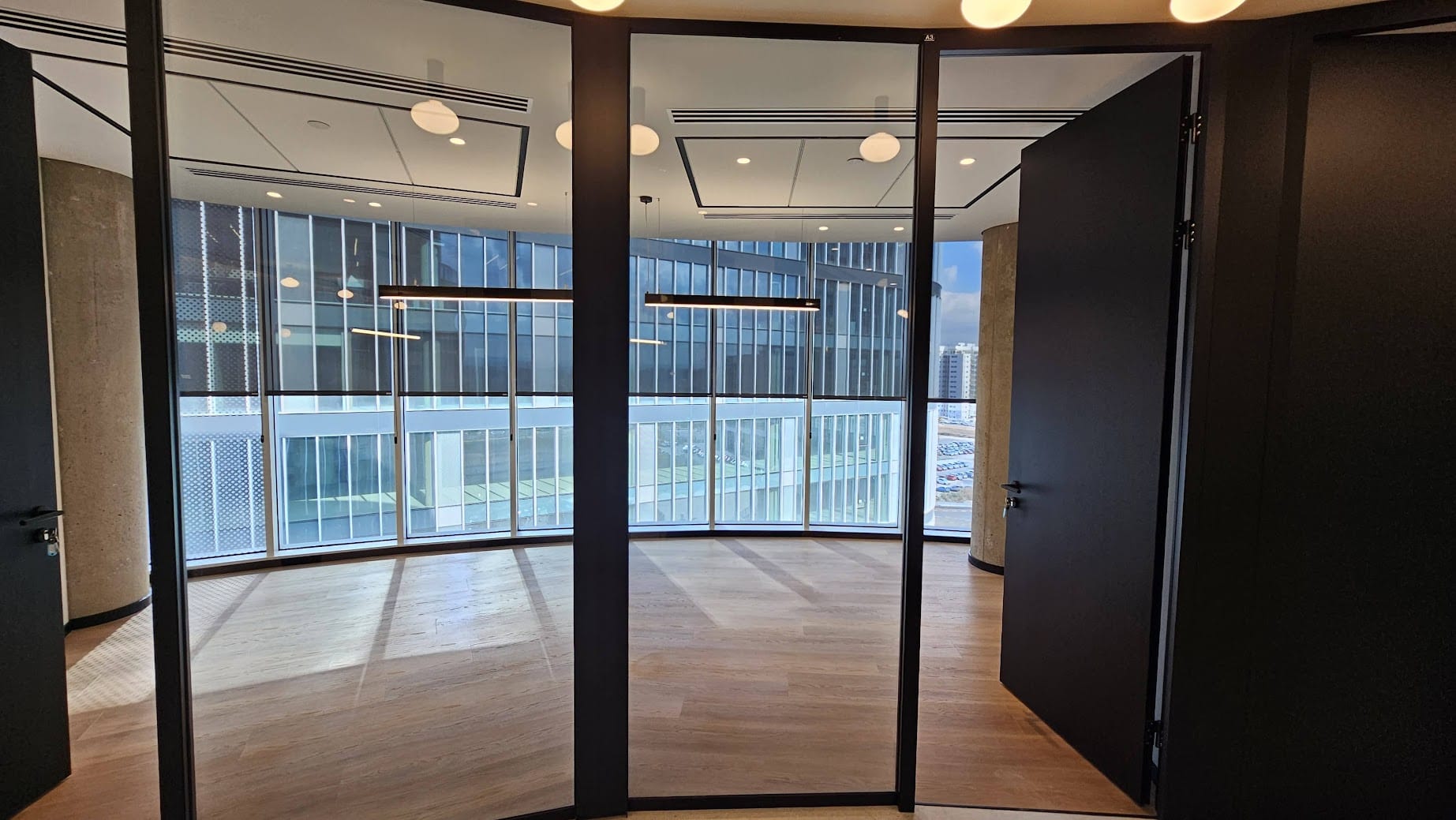 חדר עבודה גדול/ חדר צוות/ חדר ישיבות גדול במשרדים חדשים ומעוצבים להשכרה בגודל 355 מ"ר בקרית אונו