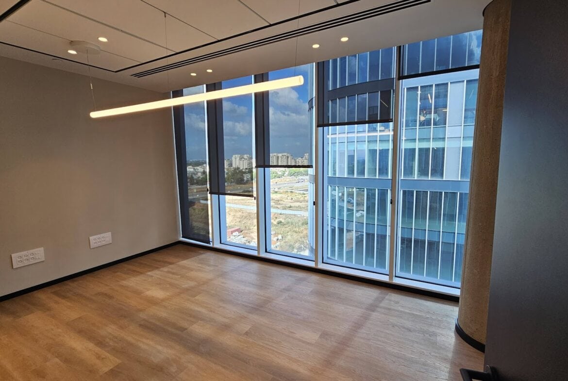 חדר עבודה גדול במשרדים חדשים ומעוצבים להשכרה בגודל 355 מ