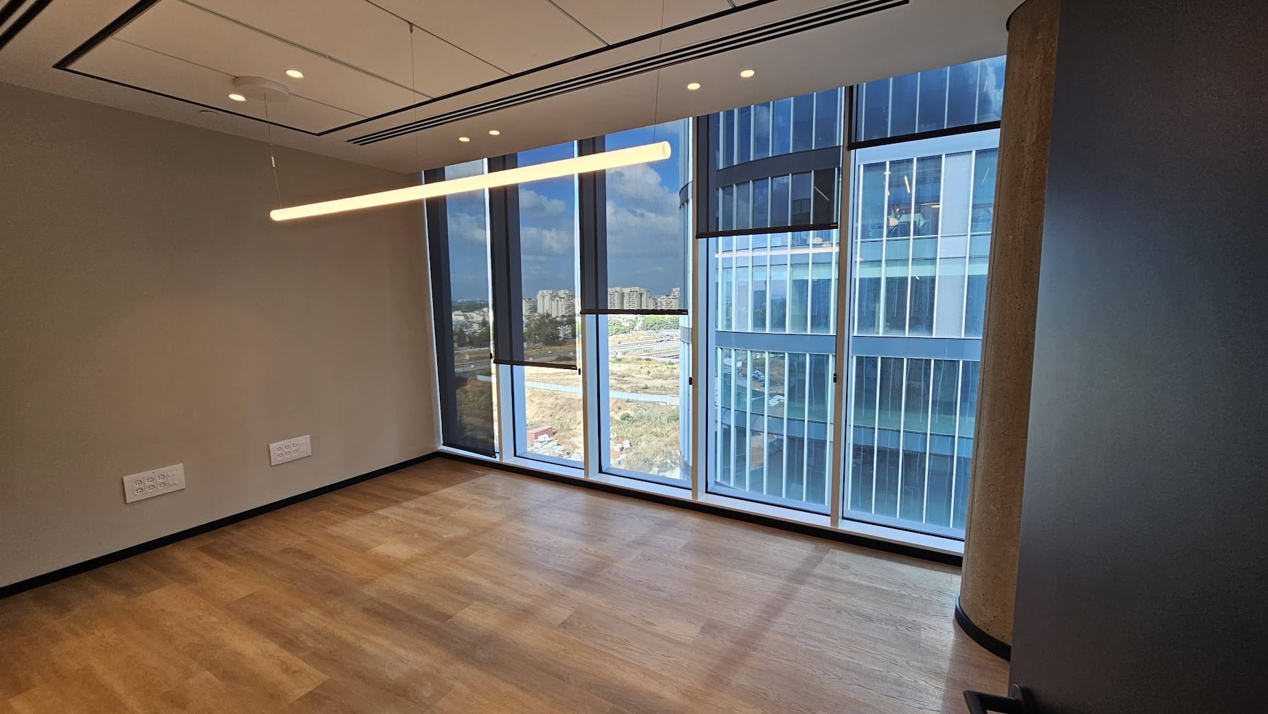 חדר עבודה גדול במשרדים חדשים ומעוצבים להשכרה בגודל 355 מ"ר בקרית אונו