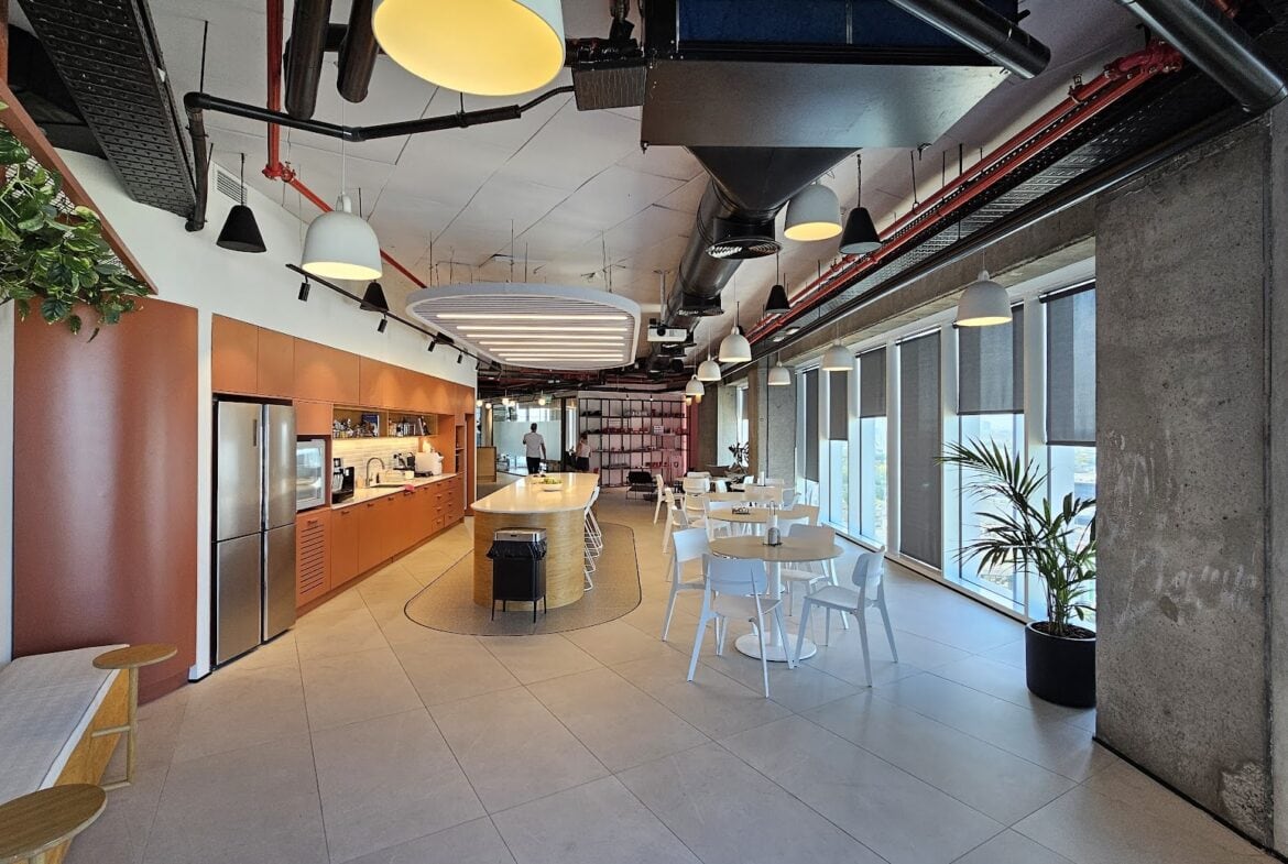 מטבח גדול עם פינות אוכל