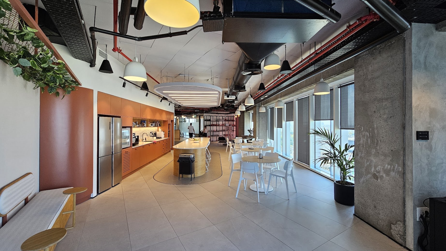 מטבח גדול עם פינות אוכל