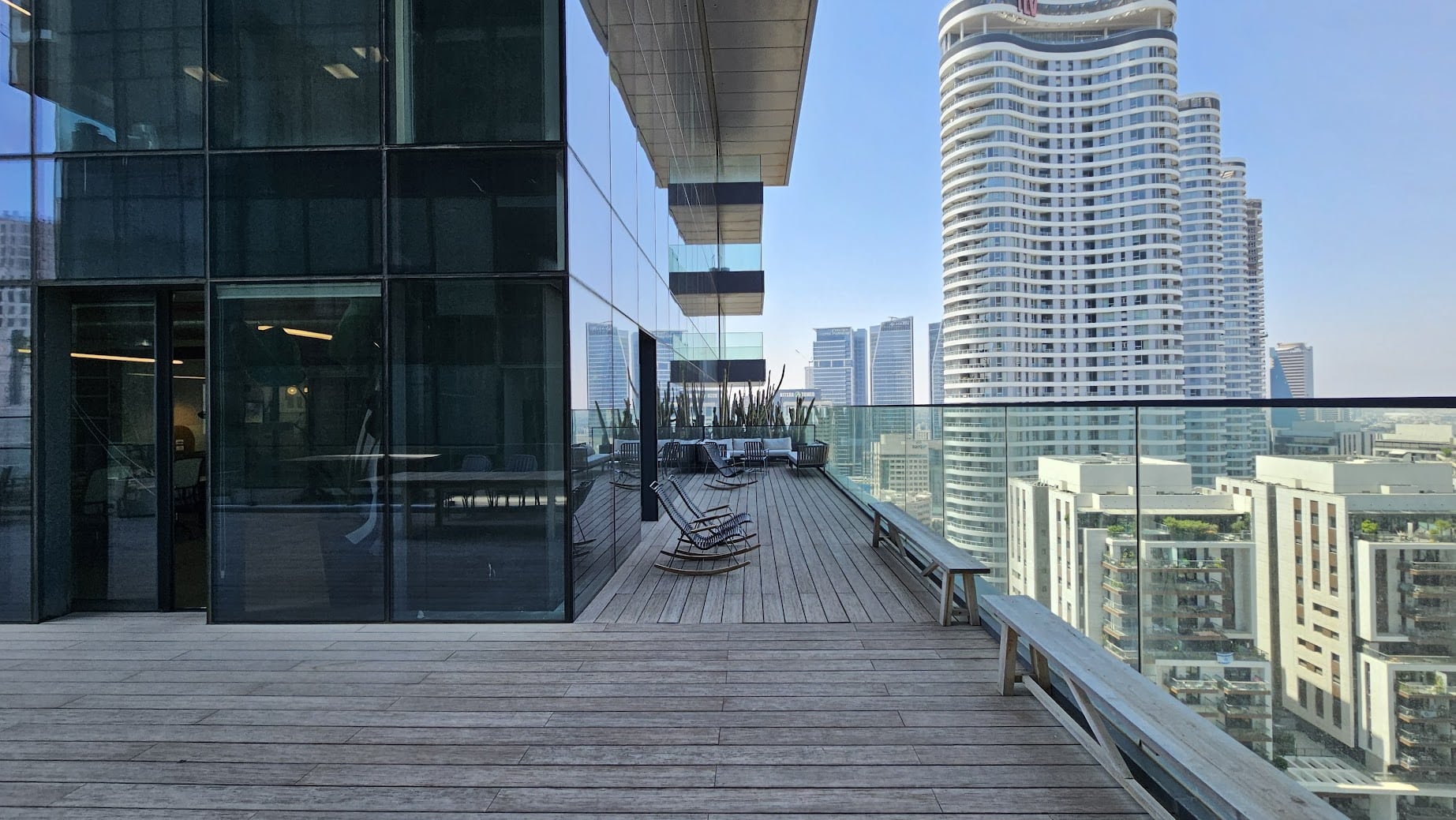 מרפסת נדירה פרטית של המשרד