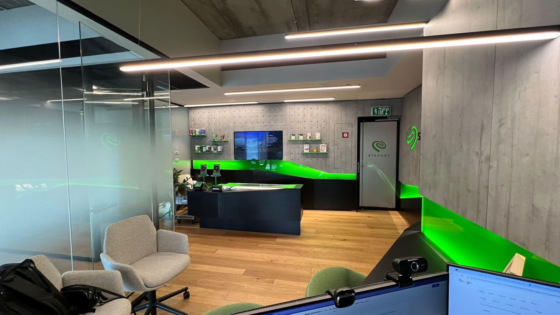 עמדת קבלה וכניסה למשרד