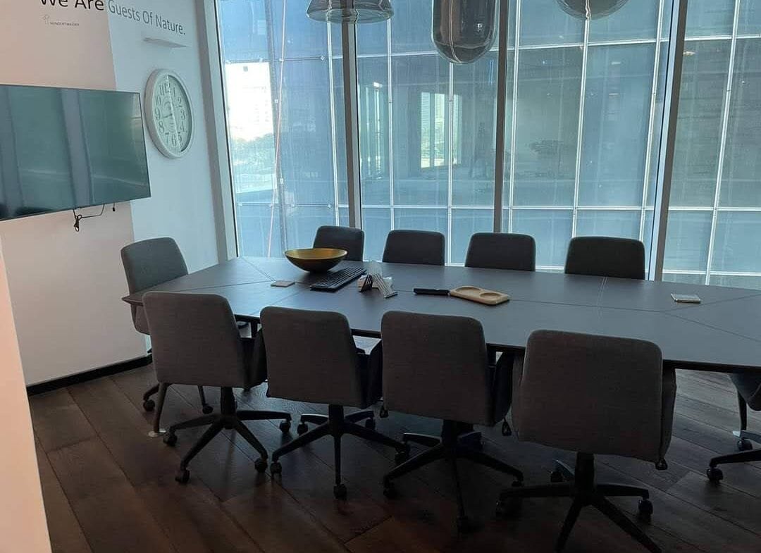 חדר ישיבות גדול במשרד במגדל WE