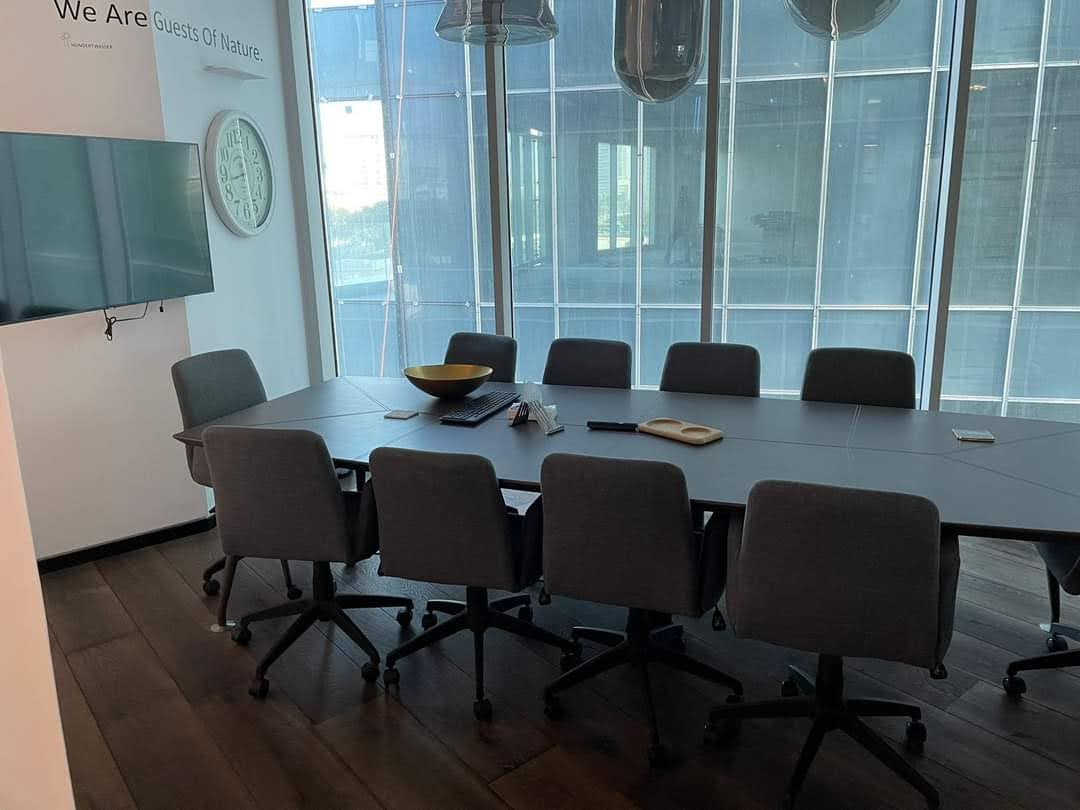 חדר ישיבות גדול במשרד במגדל WE