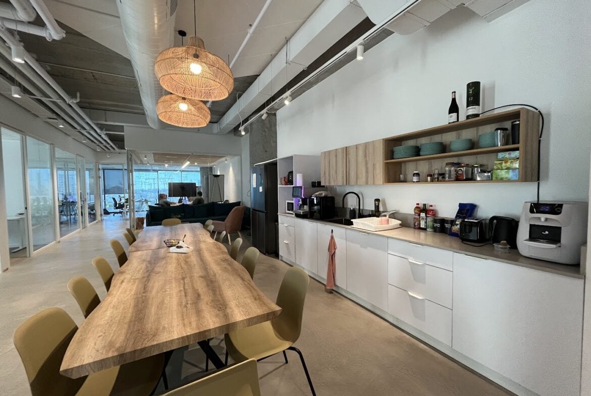 מטבח גדול עם מקומות לאוכל