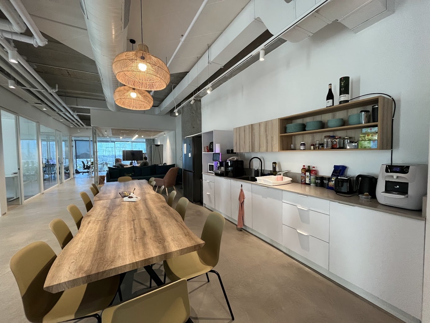 מטבח גדול עם מקומות לאוכל