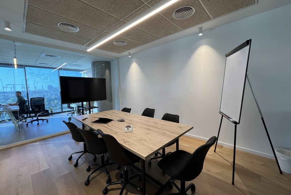 חדר ישיבות גדול