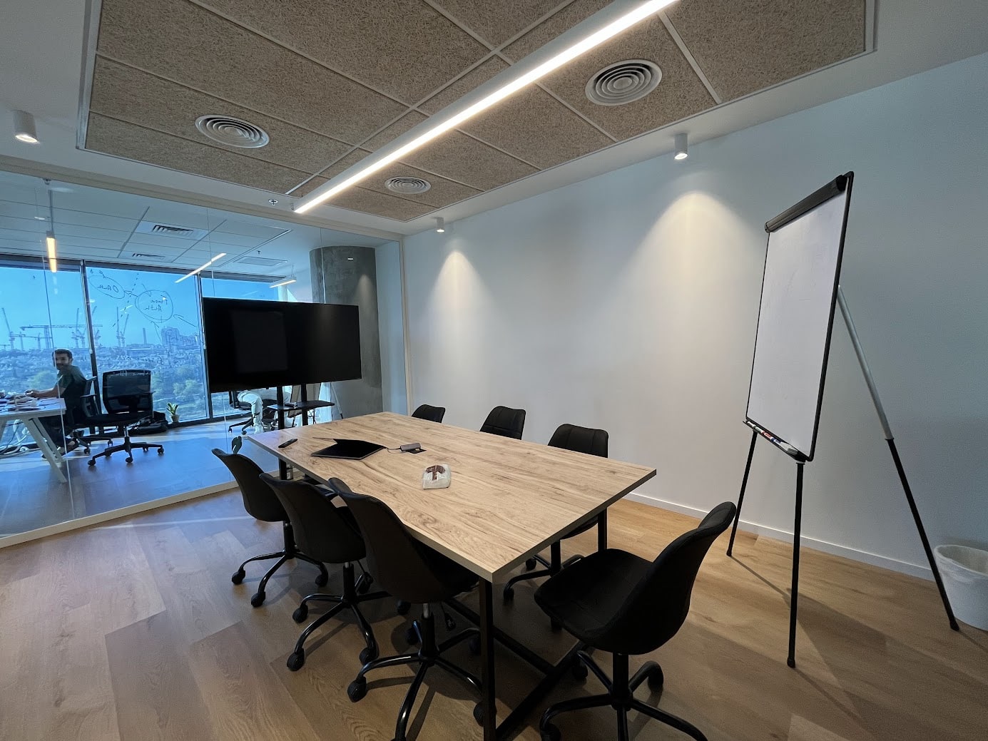 חדר ישיבות גדול