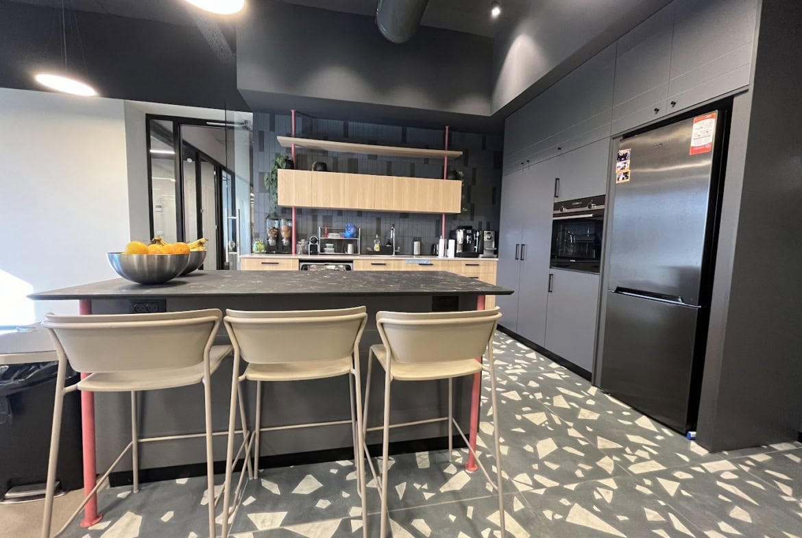 מטבח מאובזר ויפה במשרד באשדר 200