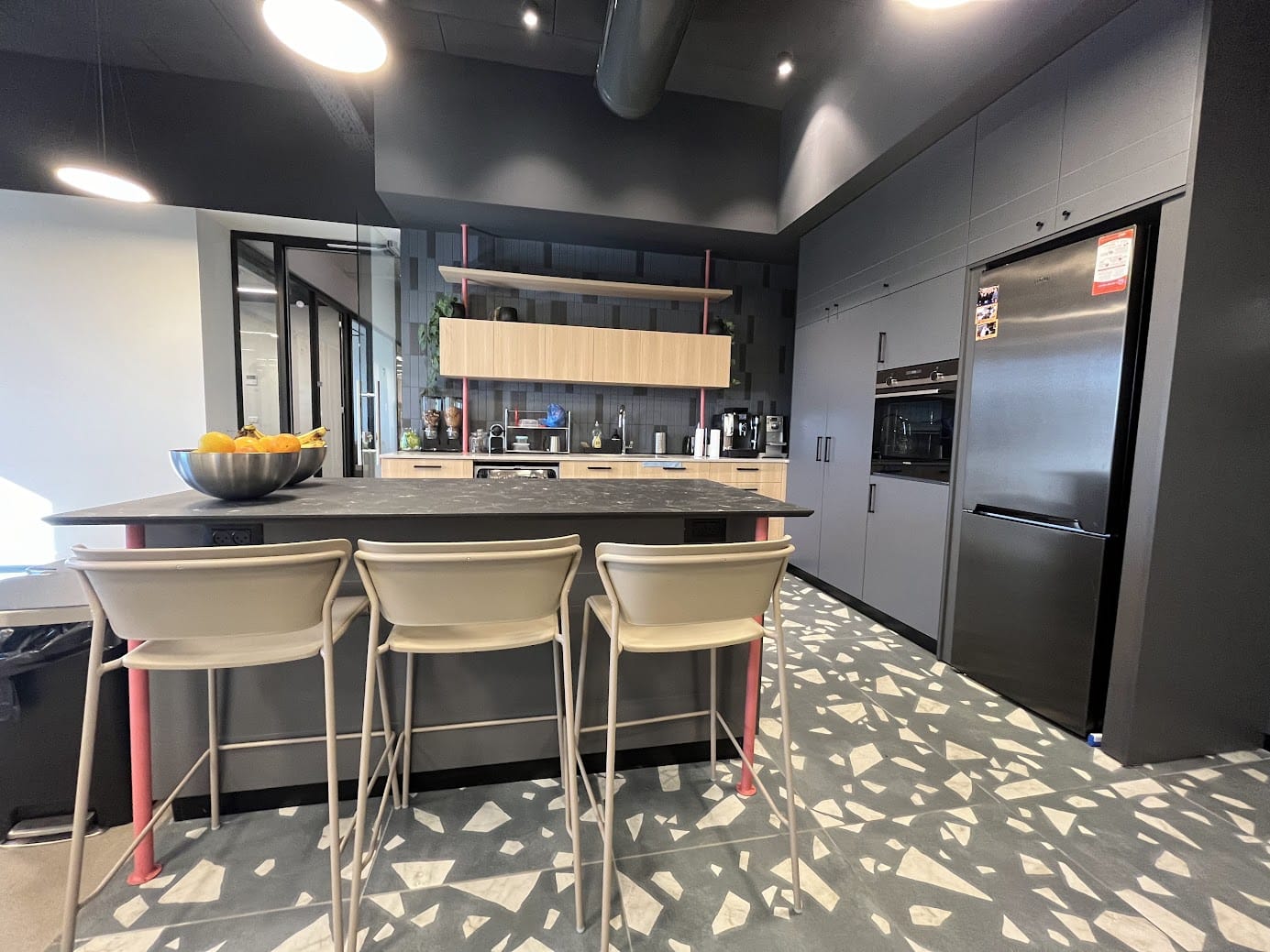 מטבח מאובזר ויפה במשרד באשדר 200