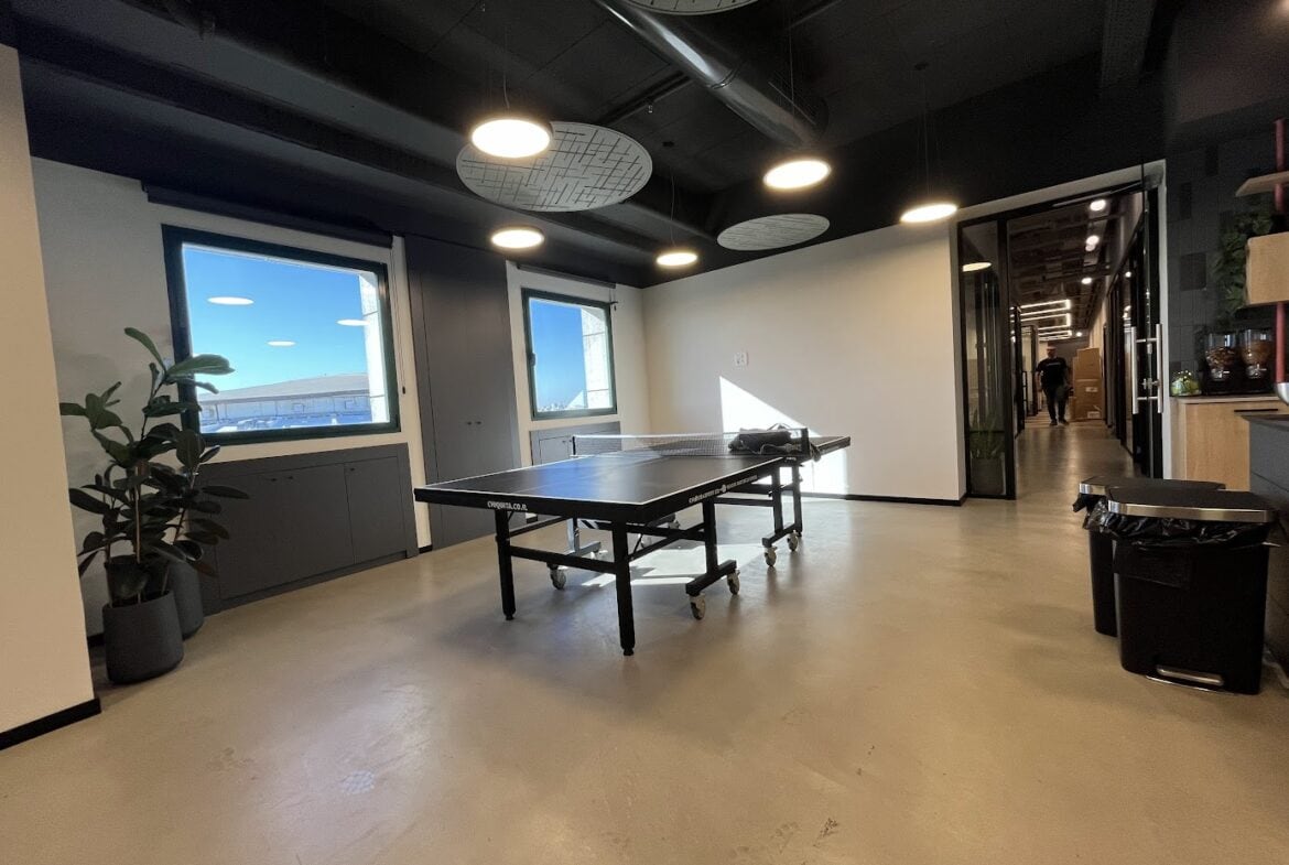 מטבח ואזור לאונג'/ מקום לפינת אוכל