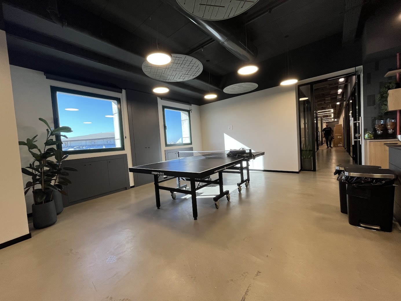 מטבח ואזור לאונג'/ מקום לפינת אוכל