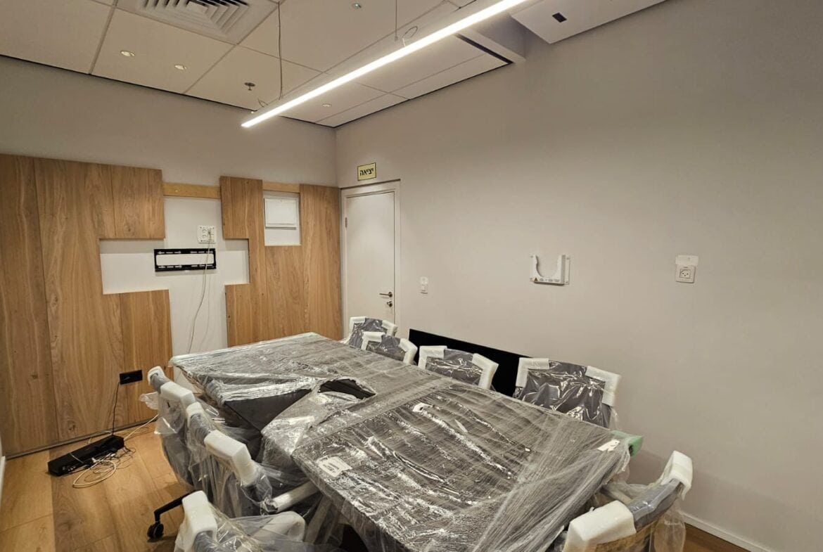 חדר ישיבות של משרדים חדשים ומרוהטים להשכרה בקרית אונו בגודל 160 מ