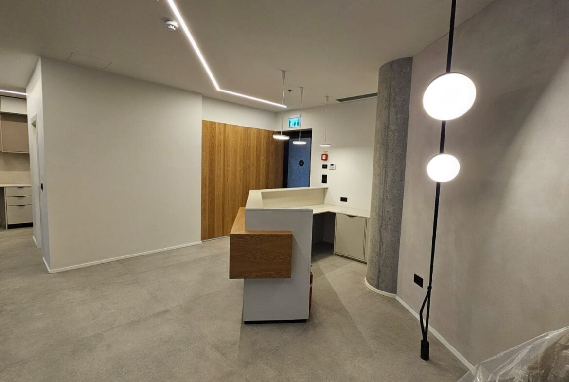 עמדת קבלה וכניסה למשרד של משרדים חדשים ומרוהטים להשכרה בקרית אונו בגודל 160 מ