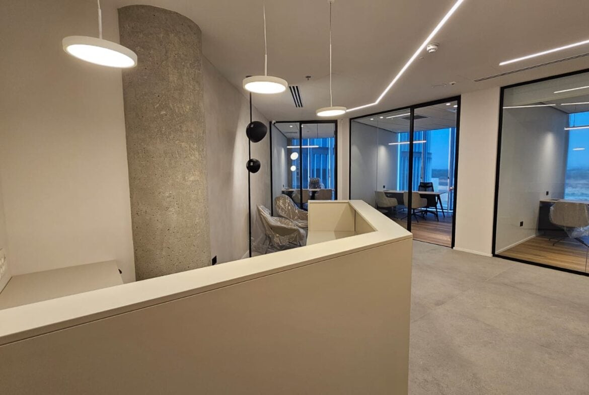 משרדים חדשים ומרוהטים להשכרה בקרית אונו בגודל 160 מ