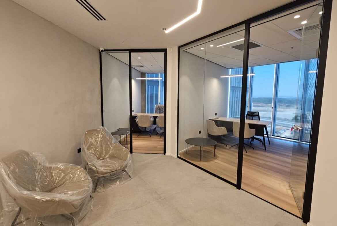 משרדים להשכרה חדשים ומרוהטים בקרית אונו בגודל 160 מ