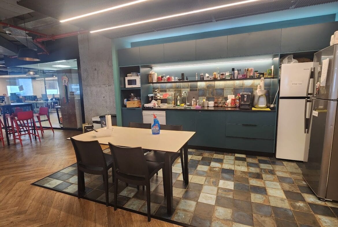 מטבחון עם פינת אוכל- קומה גבוהה משה אביב