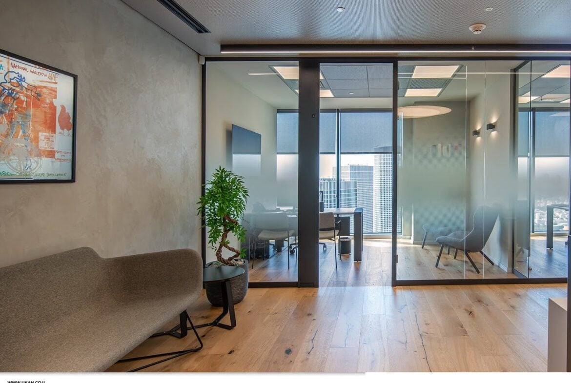 מבט כללי- כניסה לחדר עבודה ואזור לאונג'