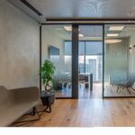 מבט כללי- כניסה לחדר עבודה ואזור לאונג'