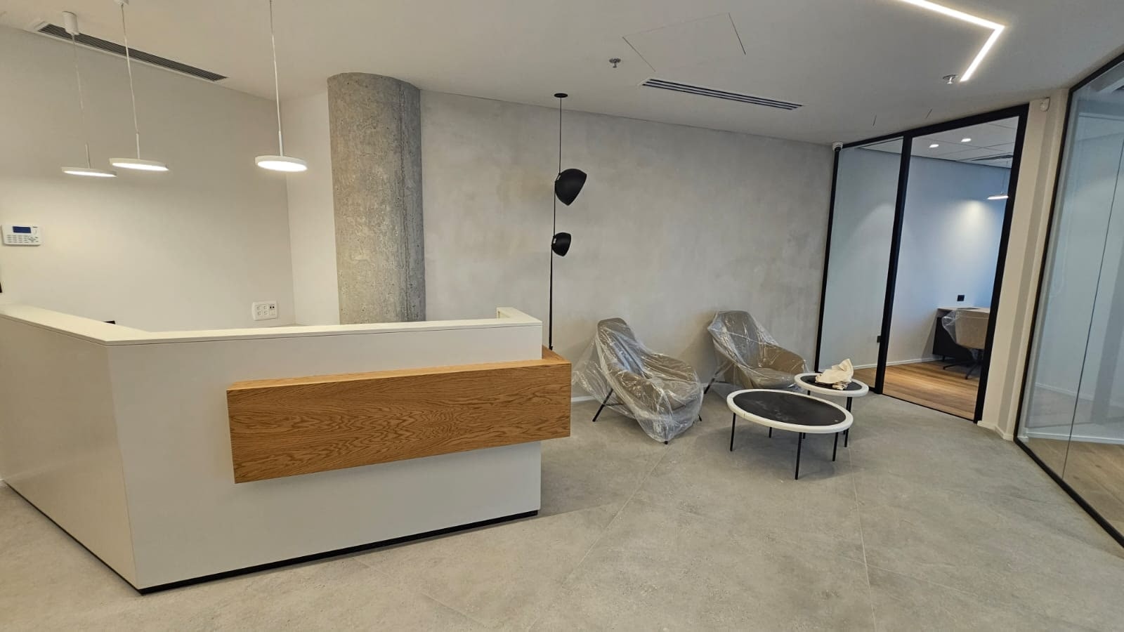 עמדת קבלה של משרדים קטנים ומרוהטים להשכרה ברמת גימור גבוה במגדל חדש בקרית אונו