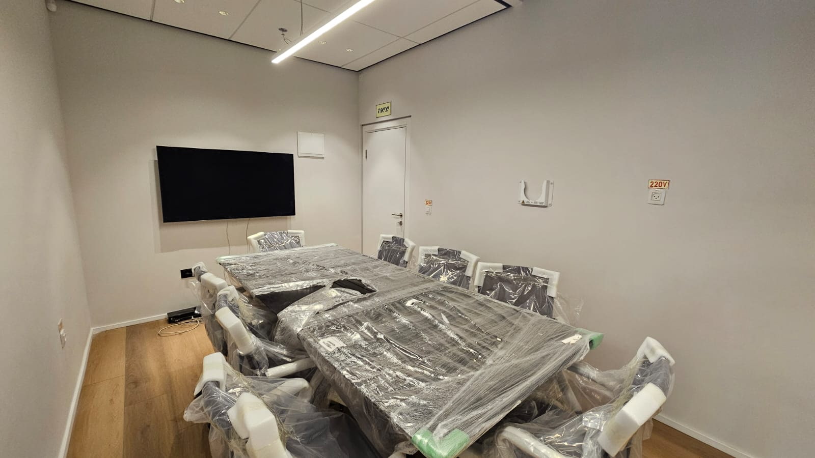 חדר ישיבות של משרדים קטנים ומרוהטים להשכרה ברמת גימור גבוה במגדל חדש בקרית אונו