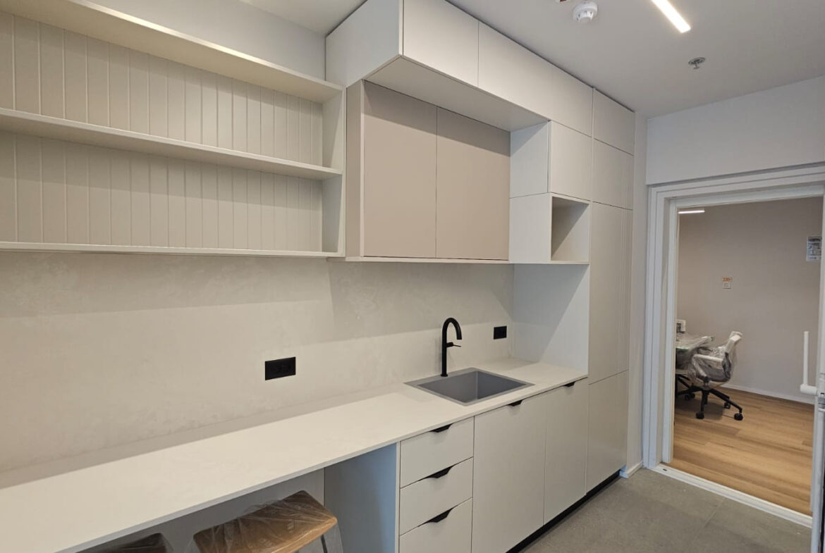 מטבח של משרדים קטנים ומרוהטים להשכרה ברמת גימור גבוה במגדל חדש בקרית אונו