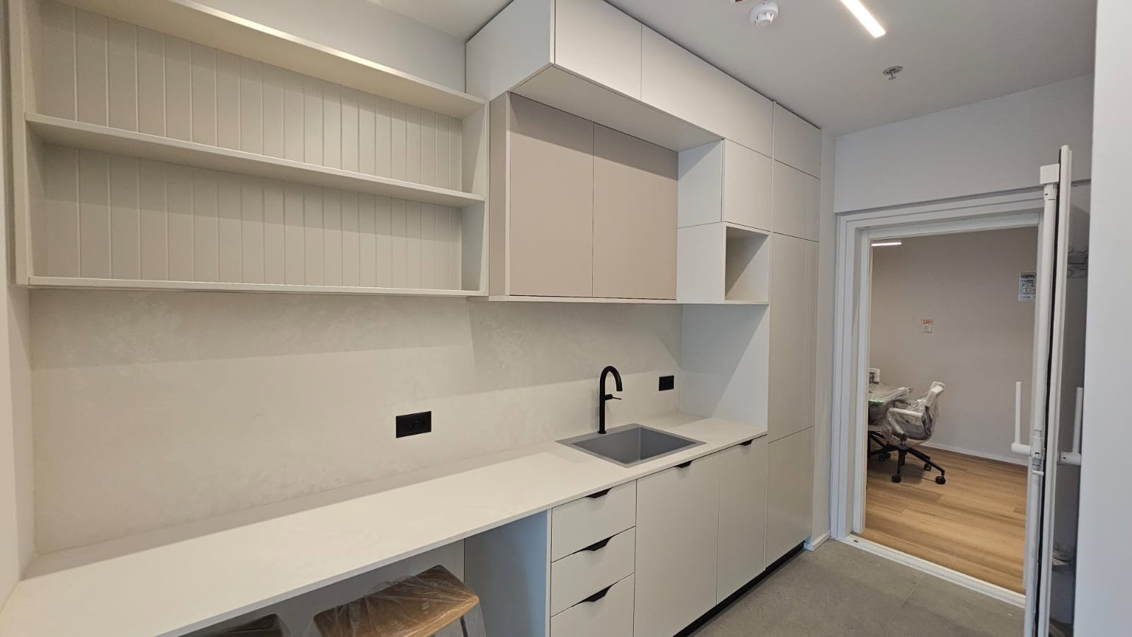 מטבח של משרדים קטנים ומרוהטים להשכרה ברמת גימור גבוה במגדל חדש בקרית אונו