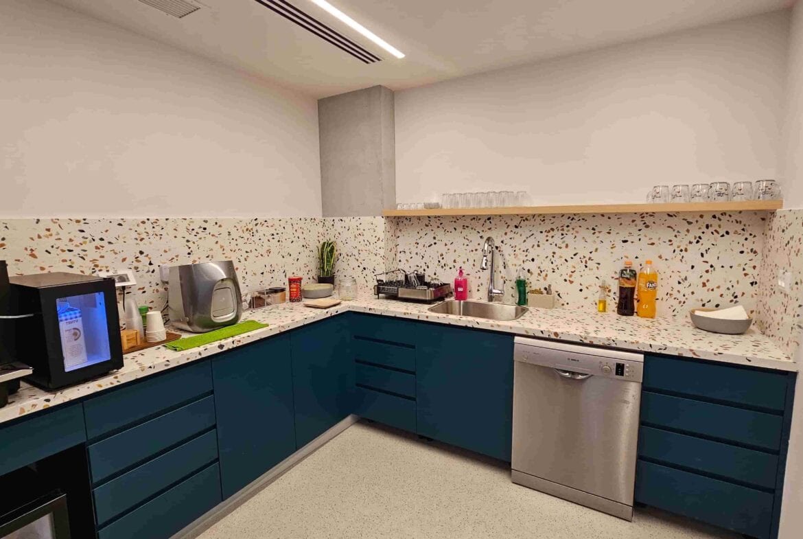 מטבח במשרדים להשכרה בקרית אונו