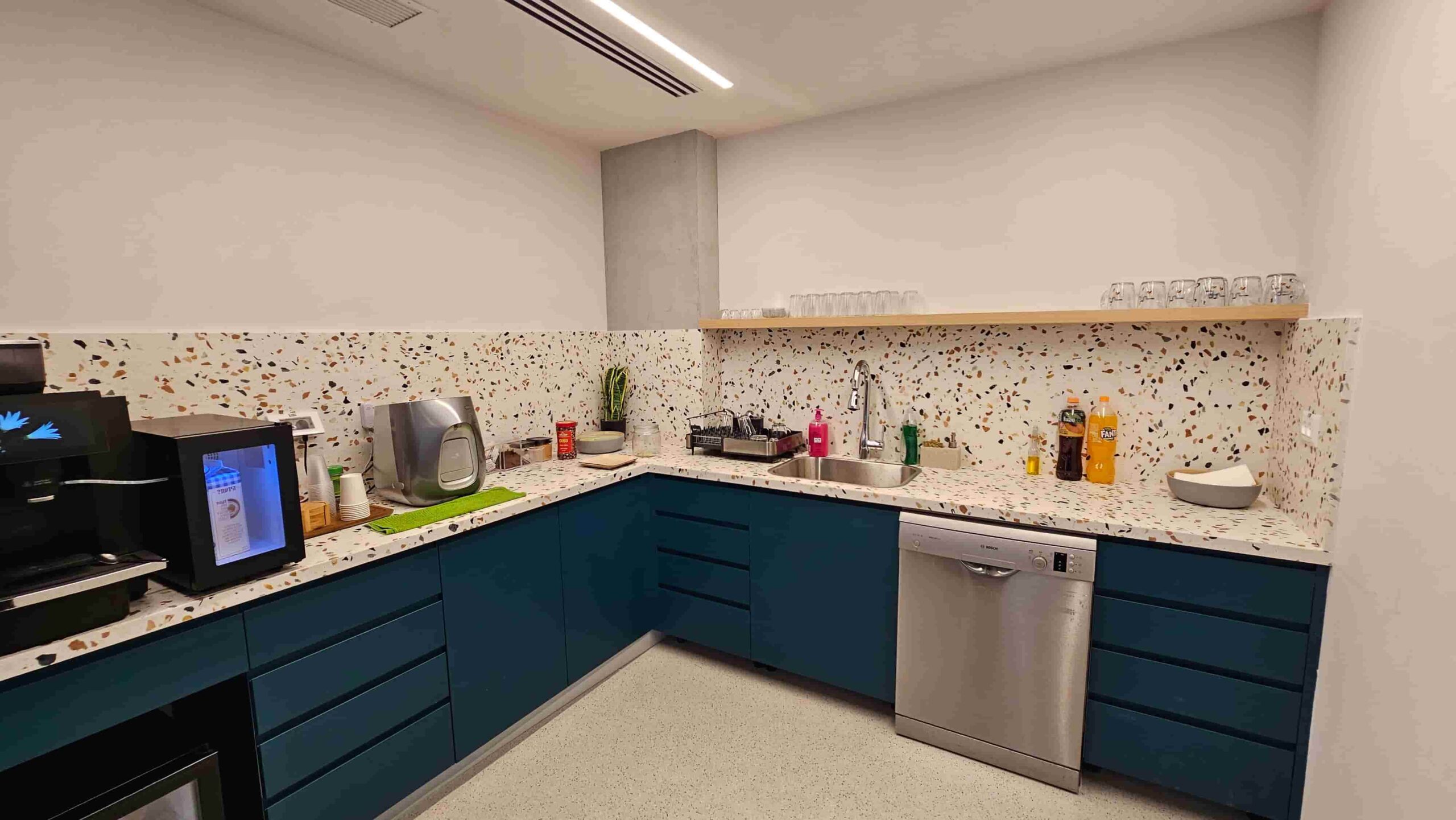 מטבח במשרדים להשכרה בקרית אונו