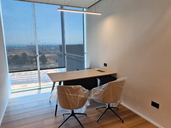 משרד קטן ויפה להשכרה ברמת גימור גבוה במגדל חדש בצומת סביון קרית אונו