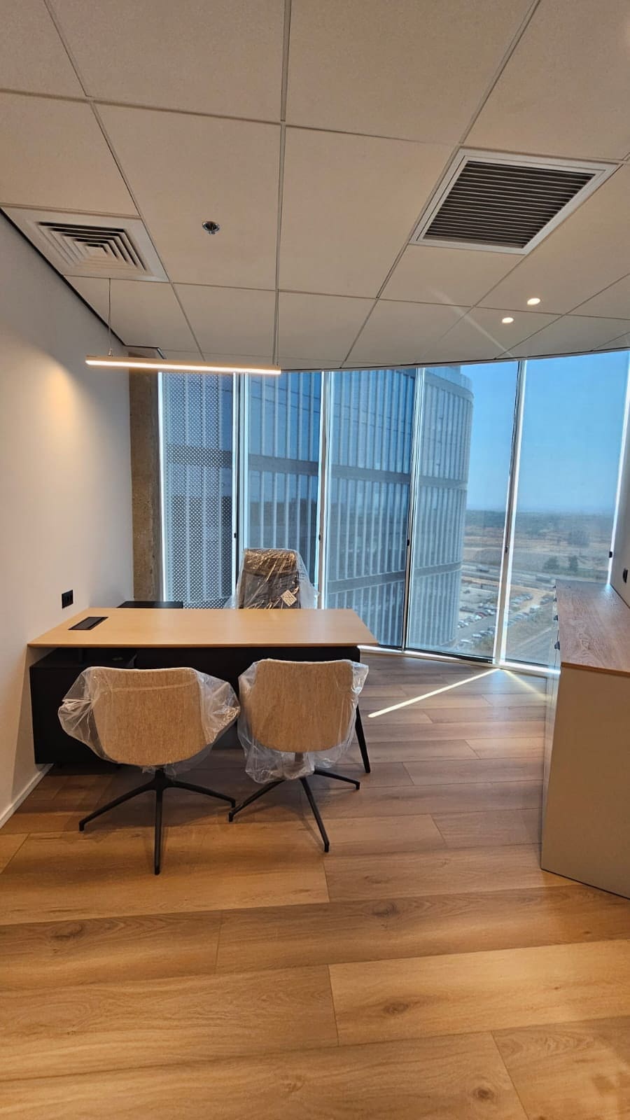 משרד יפה ברמת גימור גבוה במגדל חדש בצומת סביון קרית אונו משרד עם נוף