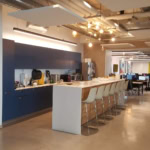 מטבח גדול ויפה עם מקומות אוכל