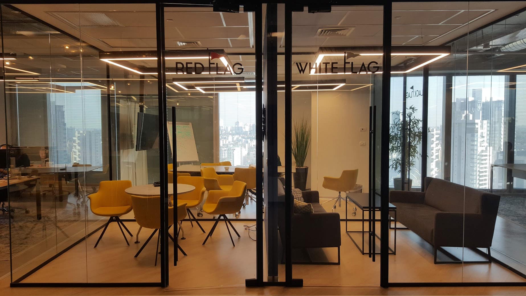 חדר דיונים/ חדר ישיבות קטן במשרד להשכרה במגדל אטריום