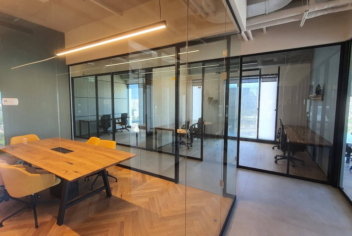 חדר ישיבות וחדרי עבודה במשרד 300 מ