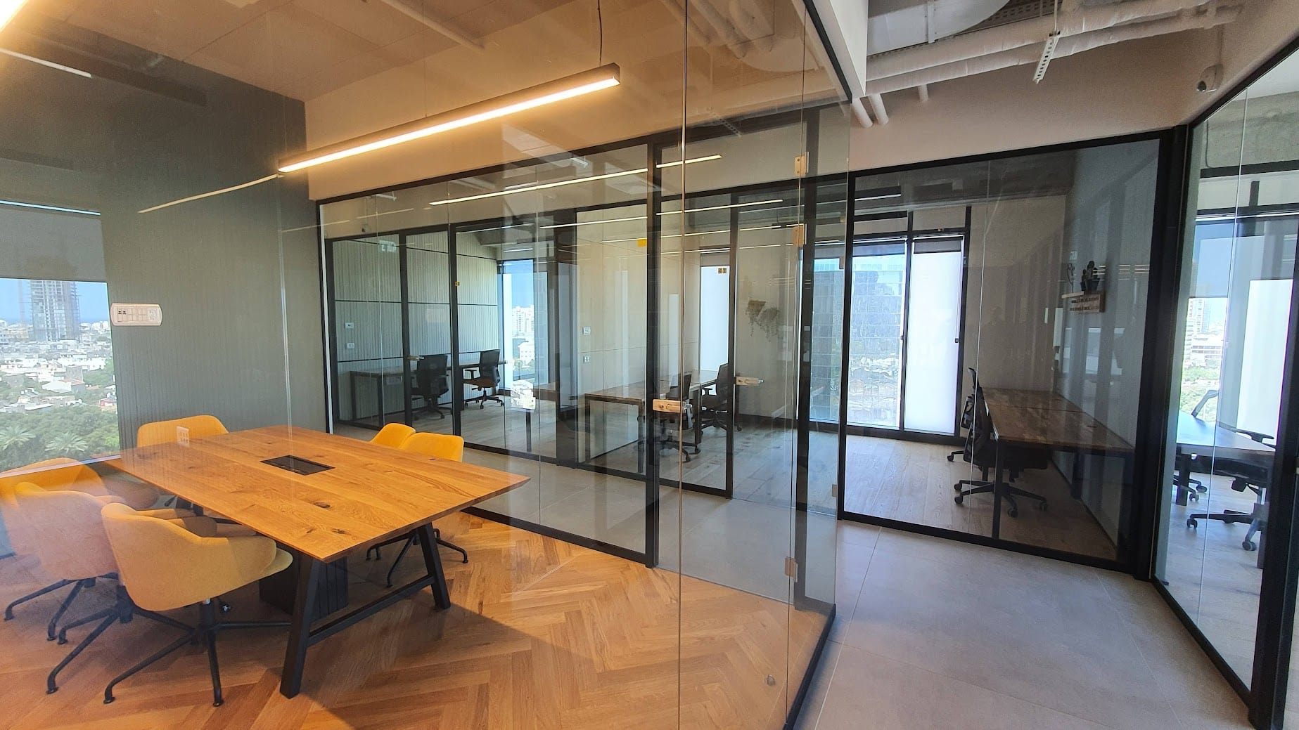 חדר ישיבות וחדרי עבודה במשרד 300 מ"ר במגדל רסיטל