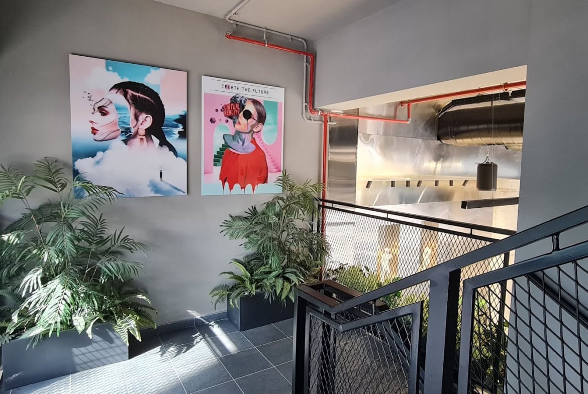 מדרגות למפלס עליון- משרד 260 מ