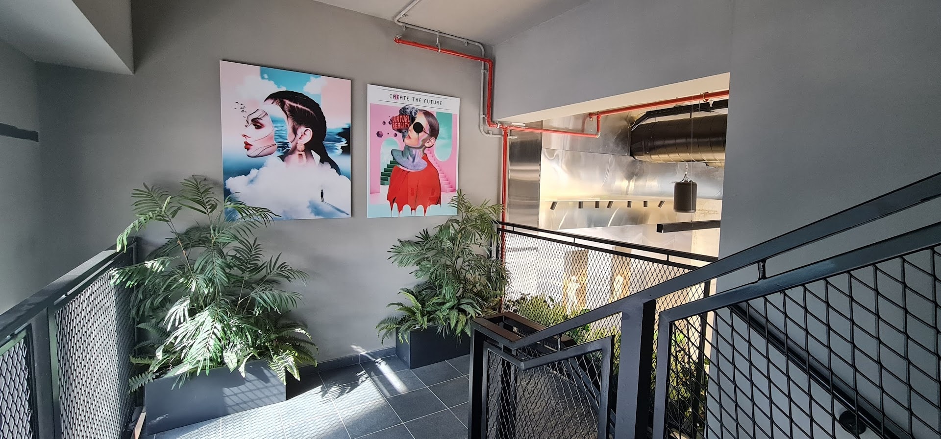 מדרגות למפלס עליון- משרד 260 מ"ר ב-2 מפלסים