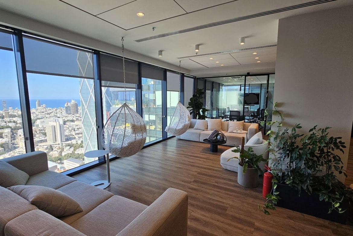 סלון/ אזור אלונג' במשרד להשכרה במגדלי הארבעה