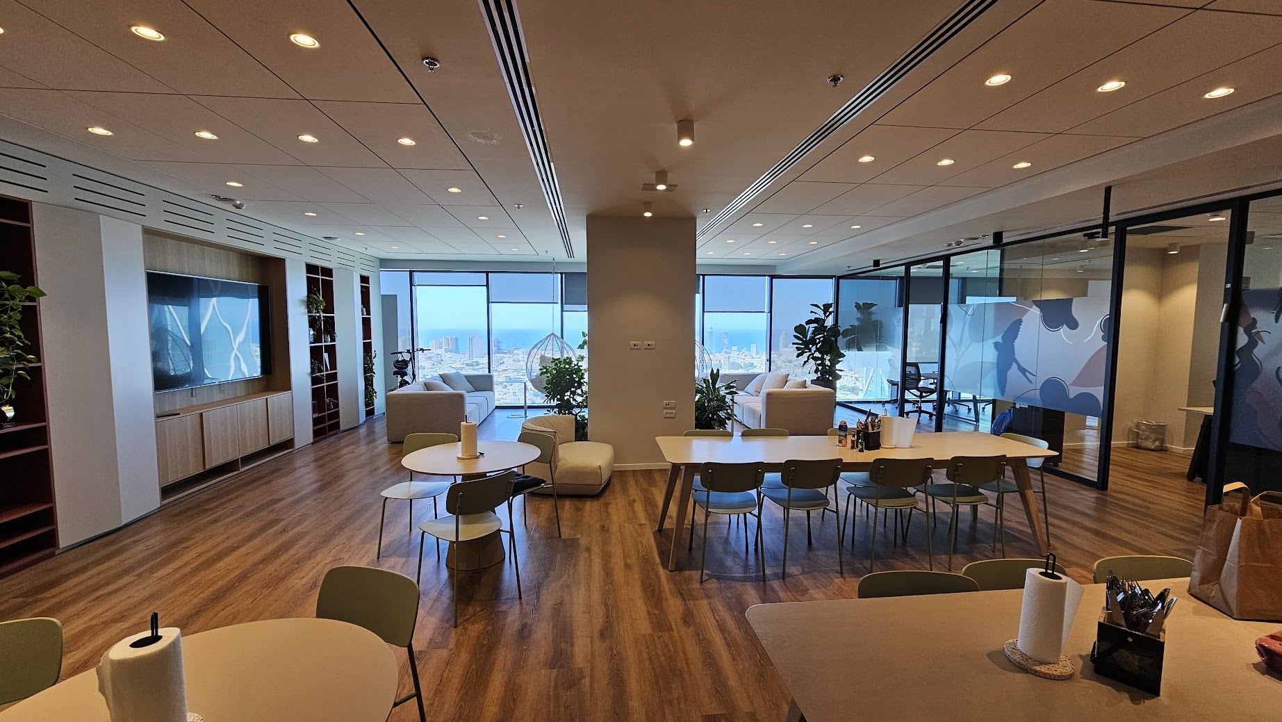 מקומות אוכל במשרד להשכרה במגדלי הארבעה