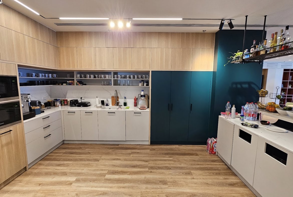 מטבח גדול במשרד להשכרה במגדלי הארבעה