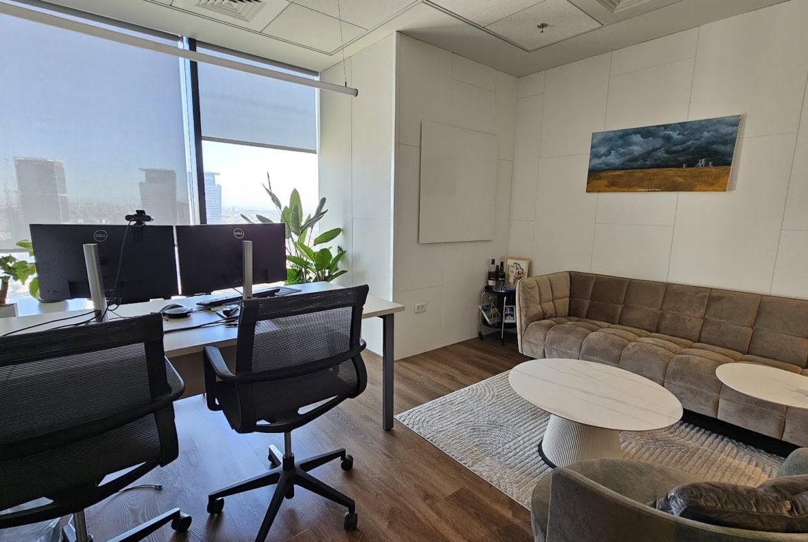 אחד מחדרי עבודה במשרד