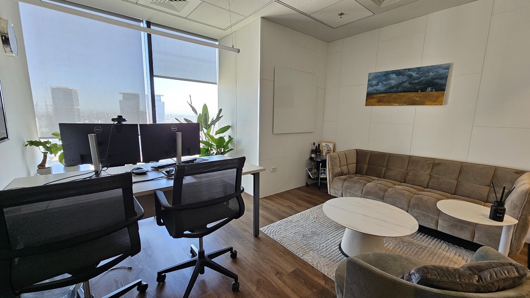 אחד מחדרי עבודה במשרד