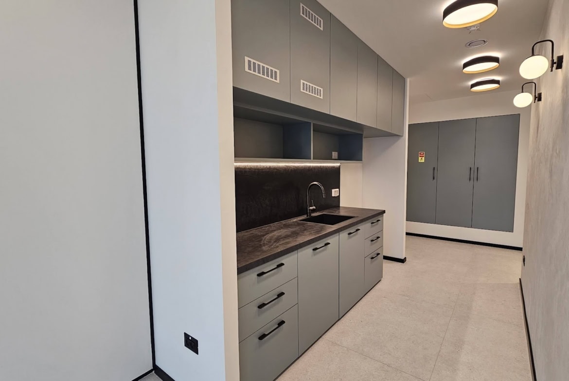 מטבח חדש במשרדים חדשים להשכרה בקריית אונו