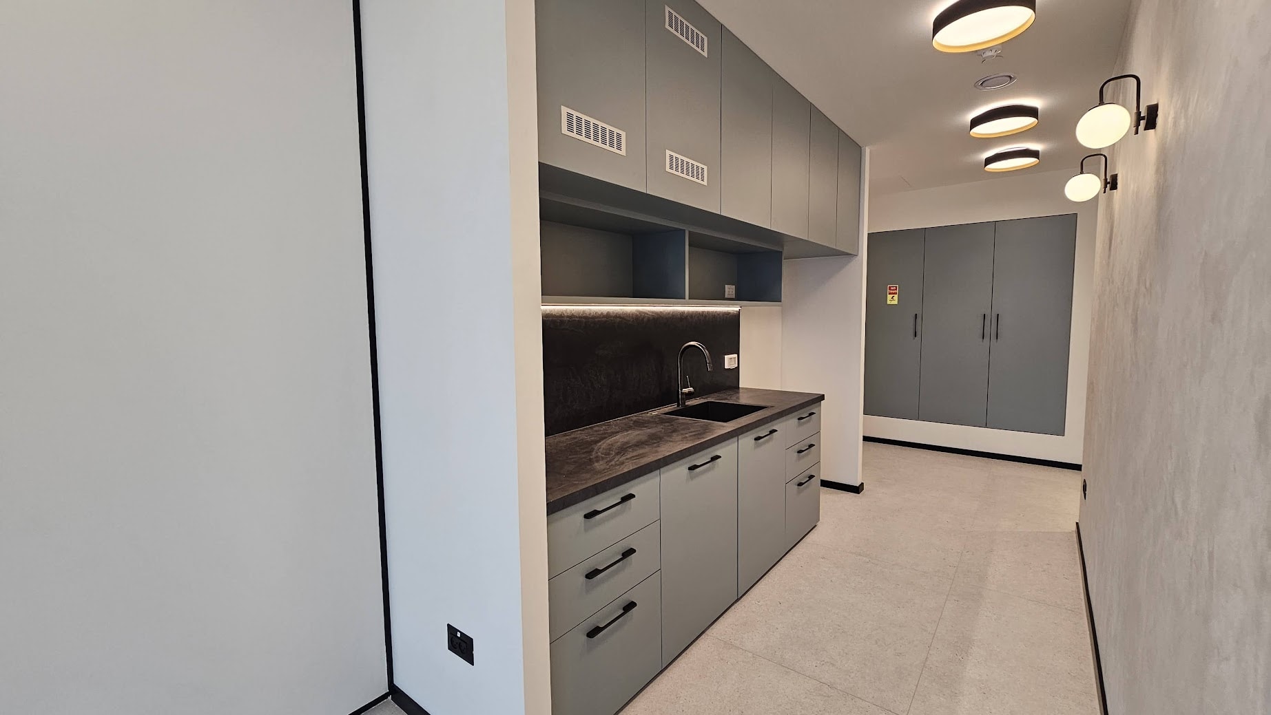 מטבח חדש במשרדים חדשים להשכרה בקריית אונו