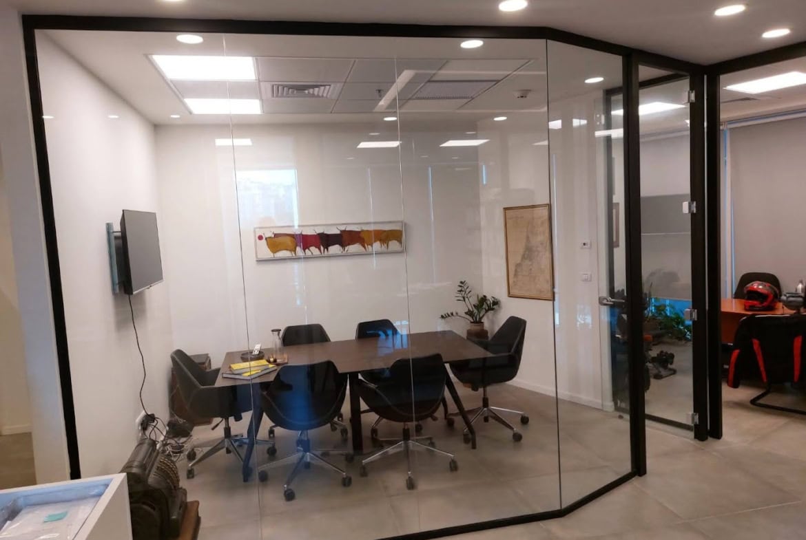 חדר ישיבות במשרד להשכרה במגדל WE