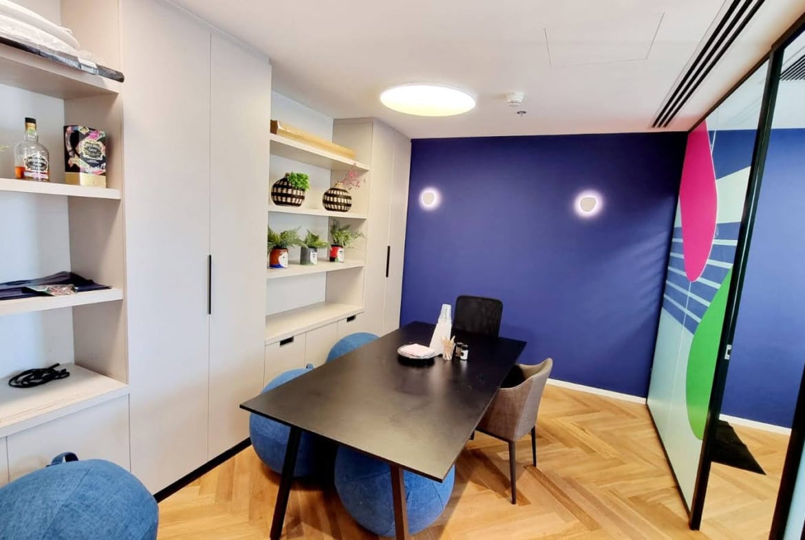 חדר ישיבות גדול במשרד