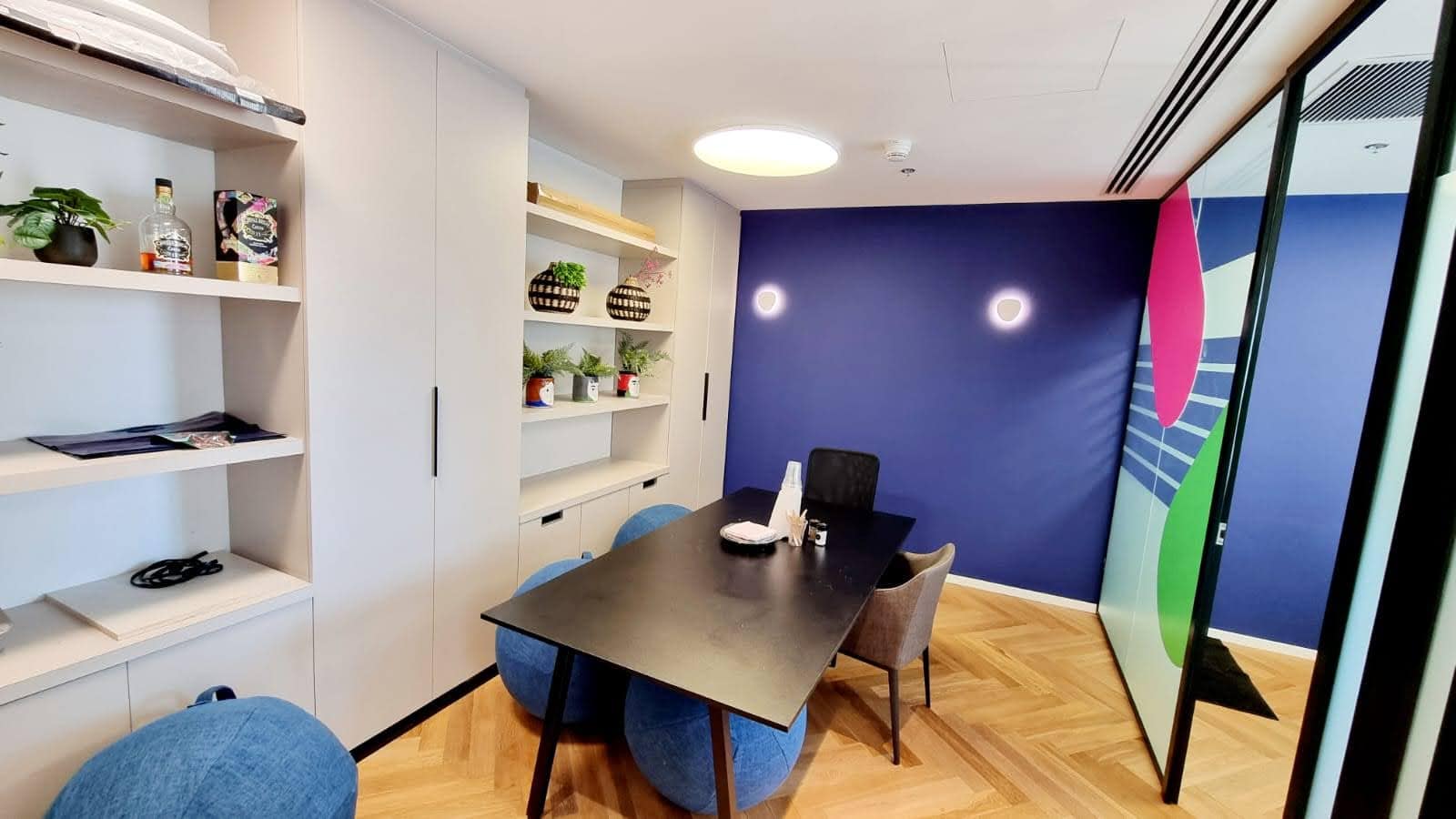 חדר ישיבות גדול במשרד