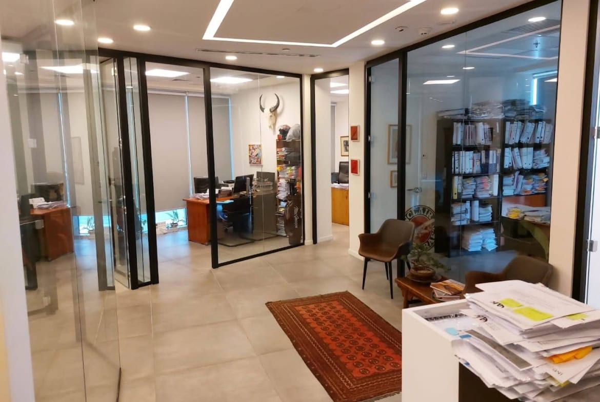 מבט כללי- חדרי עבודה ועמדת קבלה במשרד במגדל WE